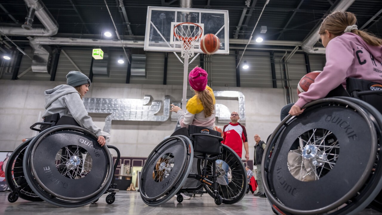 In der Sporthalle bietet PluSport ein umfangreiches Angebot an Sport, Spiel und Spass.