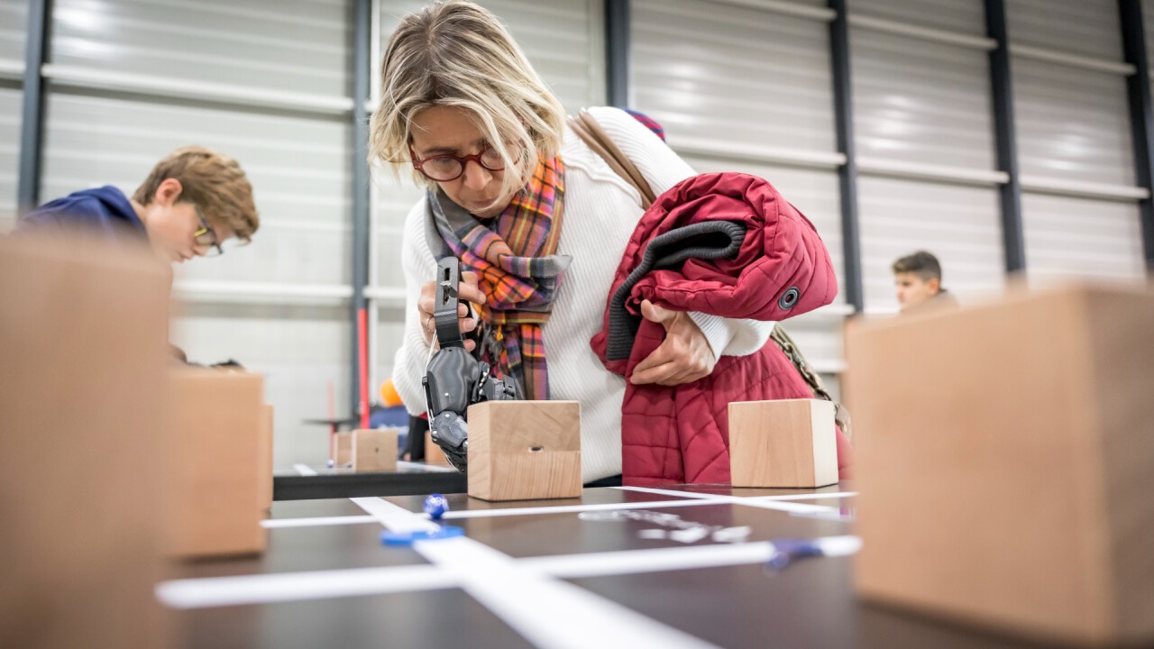 Besuchende können an der Messe verschiedene Hilfsmittel ausprobieren.