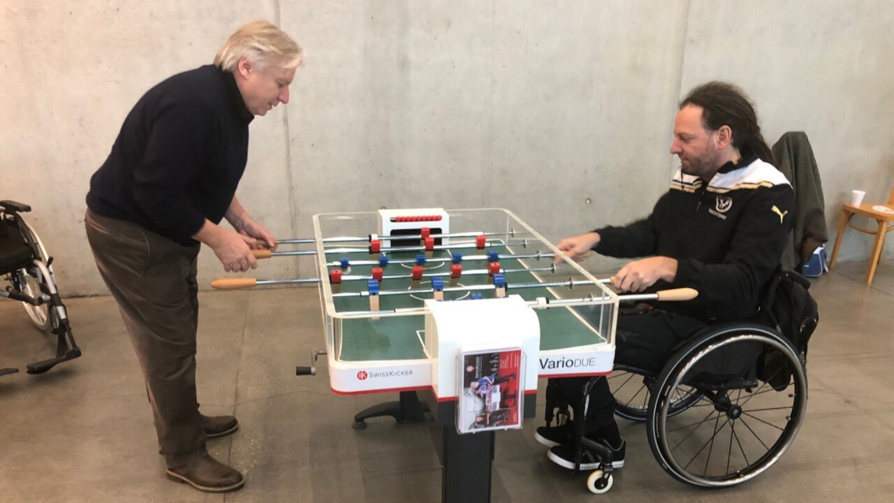 Der Vario-Kickertisch ist wahlweise für zwei oder vier Spielerinnen und Spieler erhältlich.