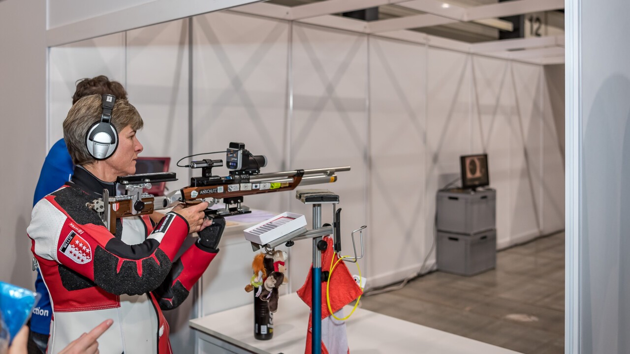 Claudia Kunz-Inderkommen ist die aktuelle Halterin von allen Schweizerrekorden und zeigt an der Swiss Handicap, auf was es beim Sportschiessen für Blinde ankommt.