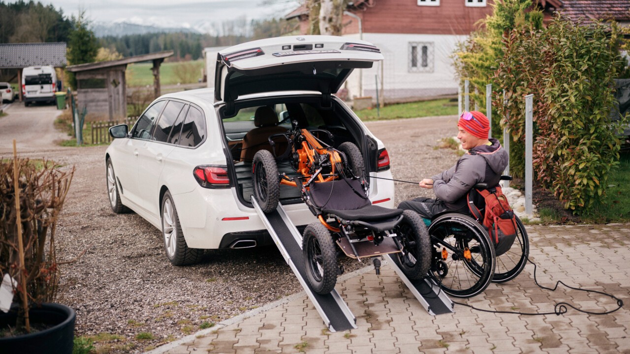 Das Manul 4x4 ist sehr kompakt und passt in einen Kombi.