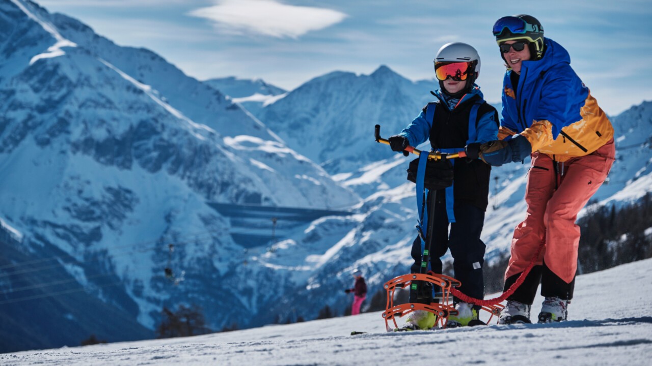 Der GoToSki ermöglicht mit Hilfe eines speziell ausgebildeten Fahrers, selbstständig im Stehen Ski zu fahren.