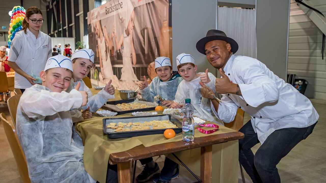 In der Backstube können Kinder gemeinsam mit Prominenten Guetzli für einen guten Zweck backen.