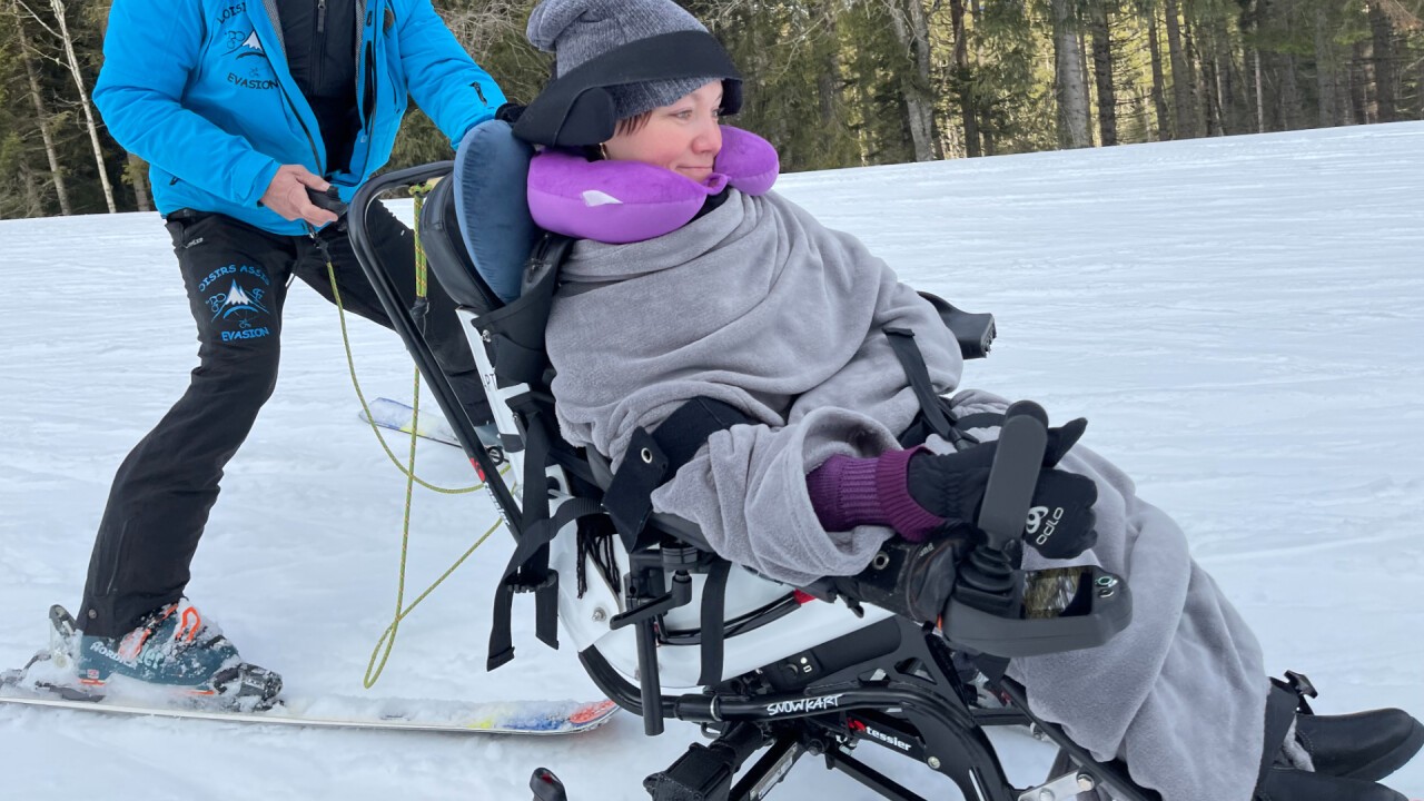 Der Tetraski ermöglicht es Menschen mit sehr eingeschränkter Motorik, das Skigerät selbst zu steuern und ihren Kurs auf den Skipisten zu wählen.