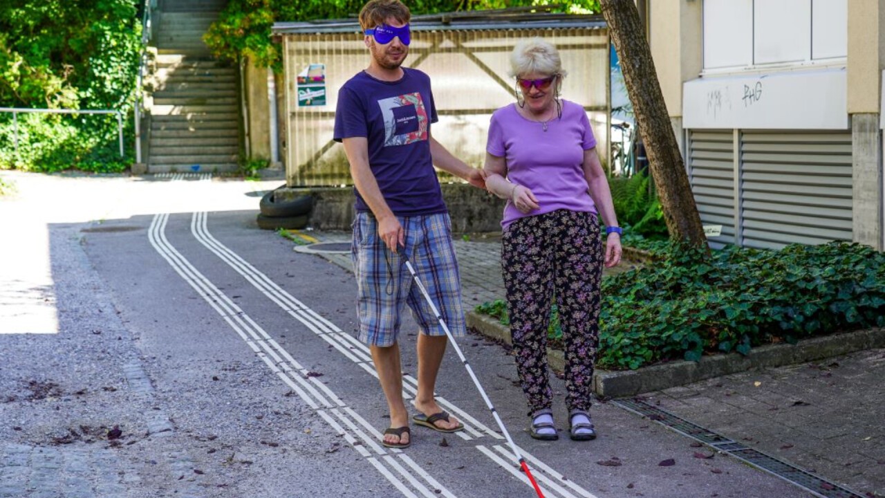 In sbv-Sensibilisierungskursen erleben Teilnehmende mit verbundenen Augen und weissem Stock den Alltag blinder Menschen. Solche Kurse werden u.a. auch von Menschen begleitet, die selbst eine Sehbeeinträchtigung haben.