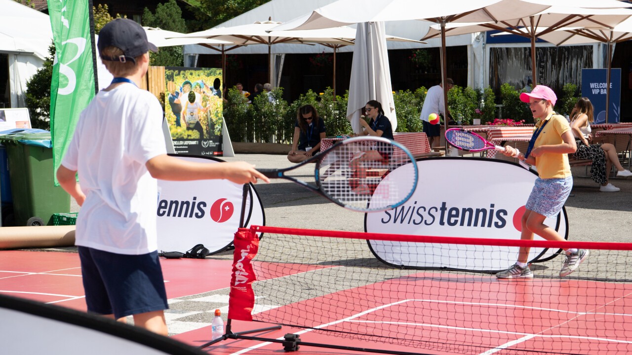 Erste Tennisversuche auf dem Mini-Tennisfeld von Swiss Tennis: Spiel und Spass sind garantiert!