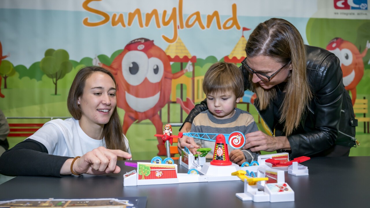 Im Sunnyland können die Besuchenden verschiedene didaktische Lern- und Förderhilfsmittel ausprobieren.