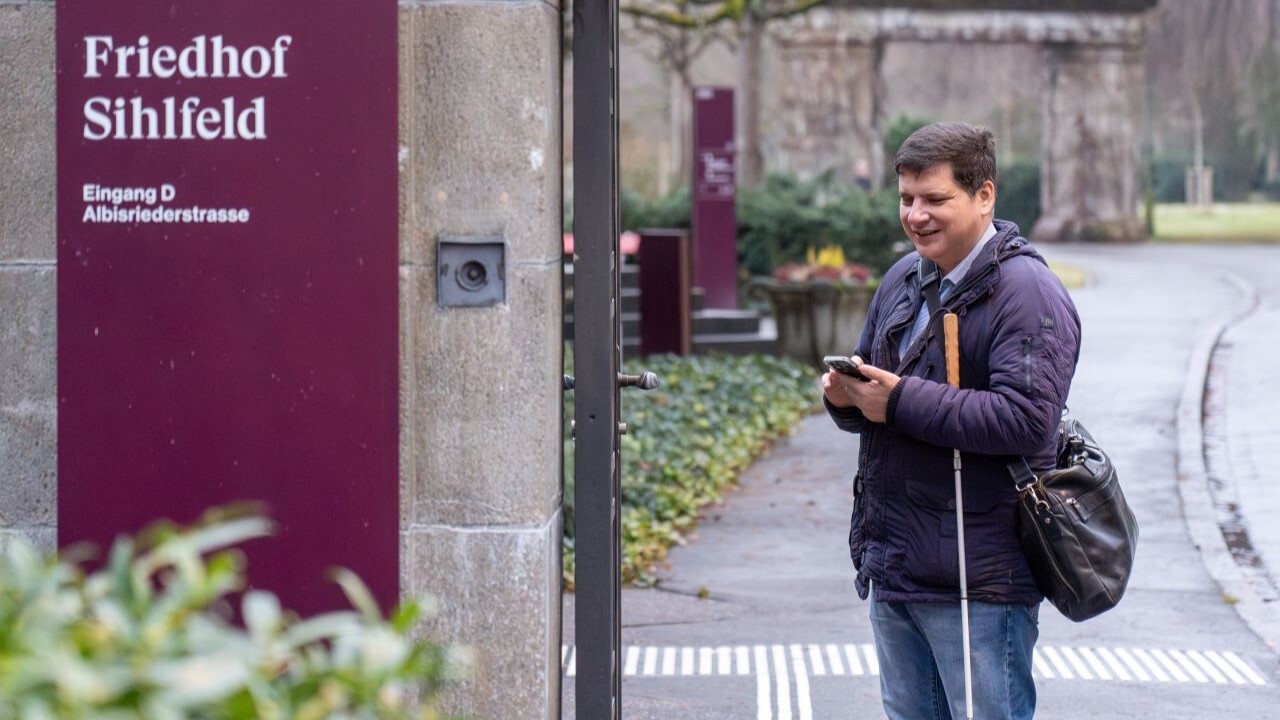 Luciano Butera beim Testen der Applikation MyWay Pro von sbv in Zürich