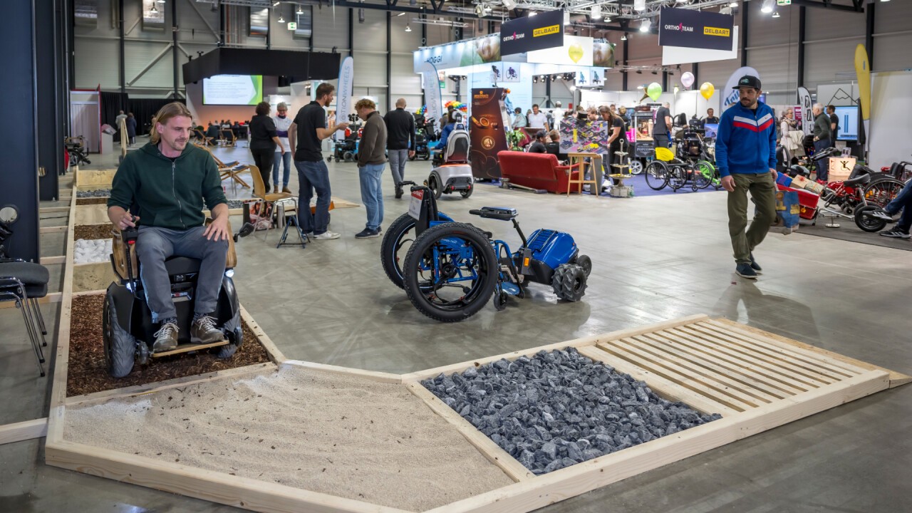 Im Mobilitätsparcours können Rollstühle oder Gehstöcke ausprobiert werden.