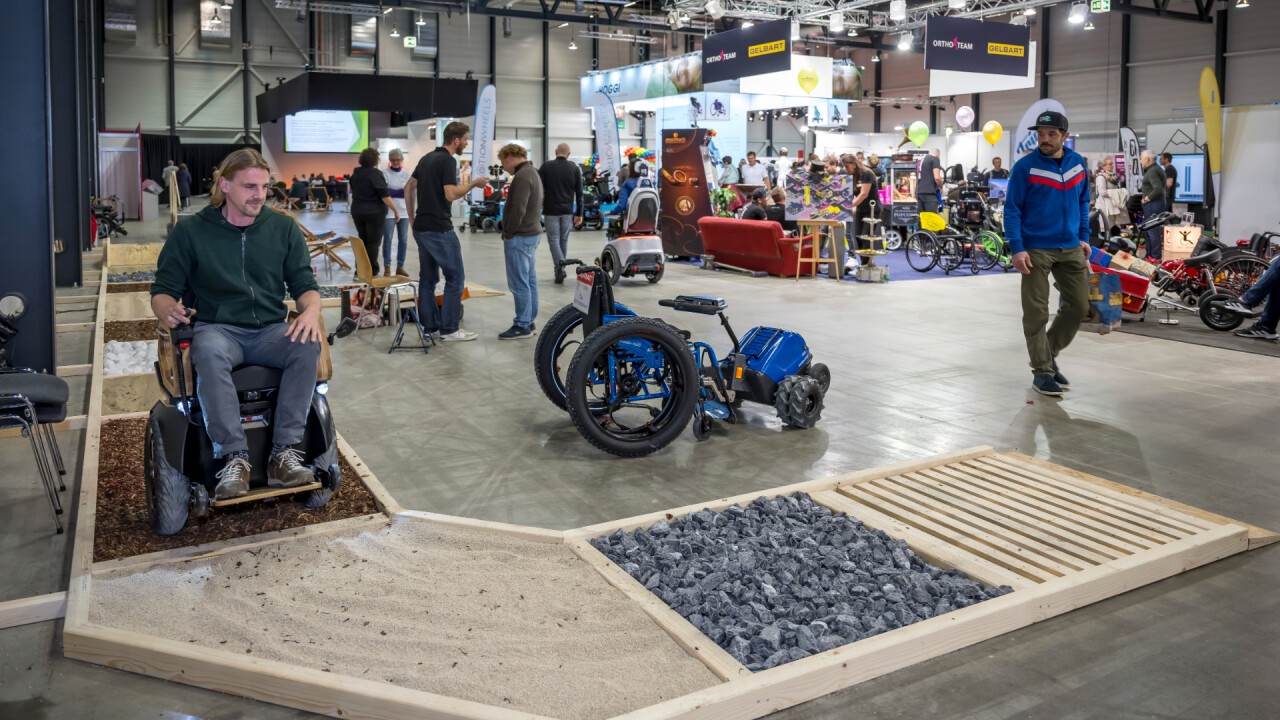 Im Mobilitätsparcours können Besuchende verschiedene Mobilitätshilfen wie z.B. Rollstühle ausprobieren.