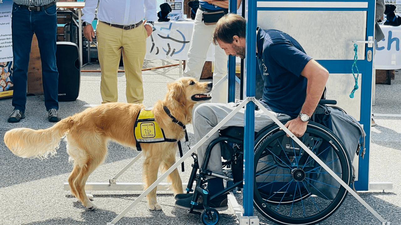 Türen zu öffnen ist eine von "Comète's" Lieblingsaufgaben (Foto: Stiftung LE COPAIN).