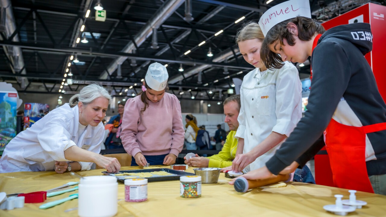 Prominente backen an der Swiss Abilities gemeinsam mit Kindern Guetzli für den guten Zweck.