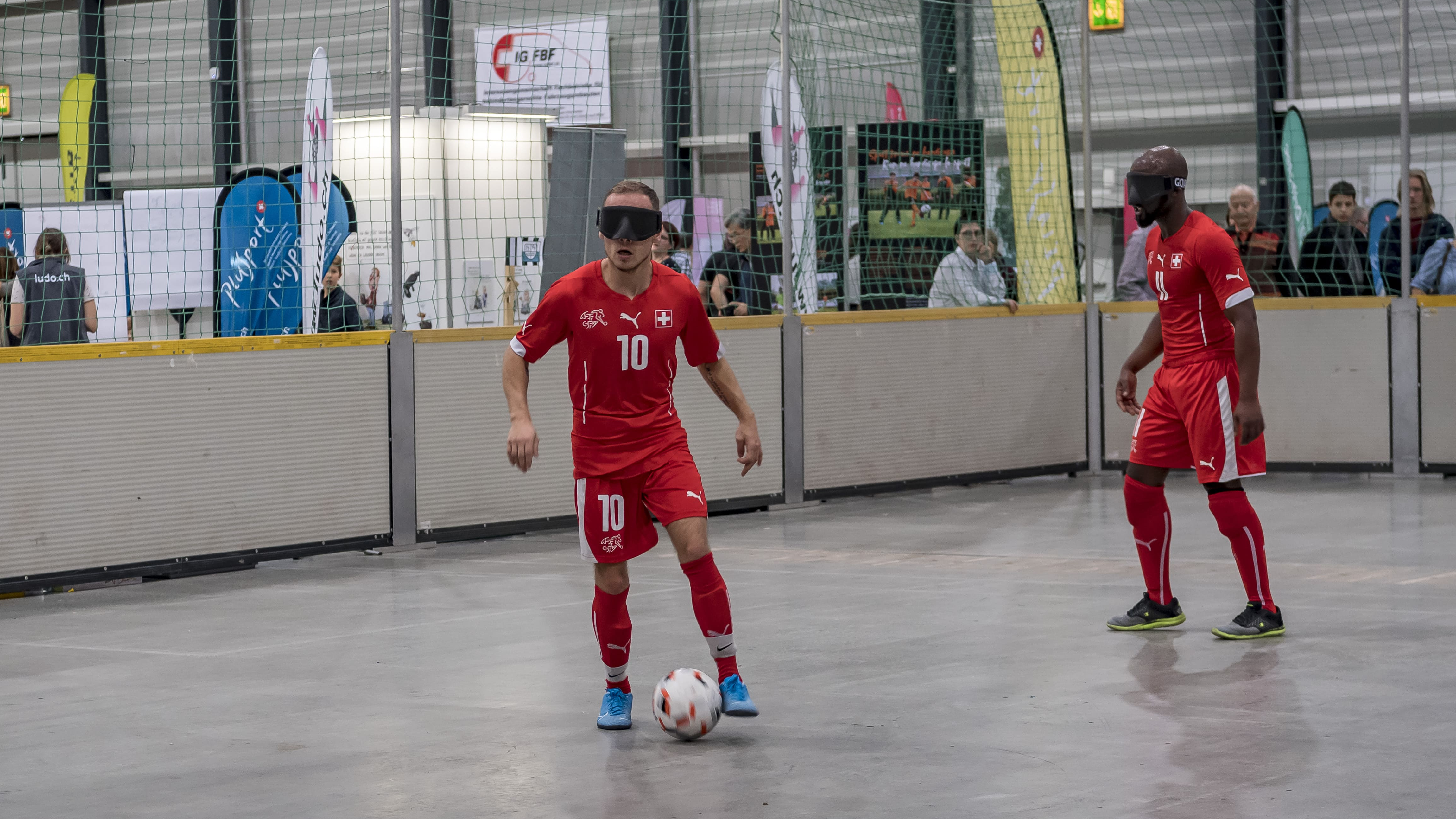 Beim Blindenfussball erkennen die Spieler*innen den Ball nur anhand einer im Ball eingebauten Rassel.