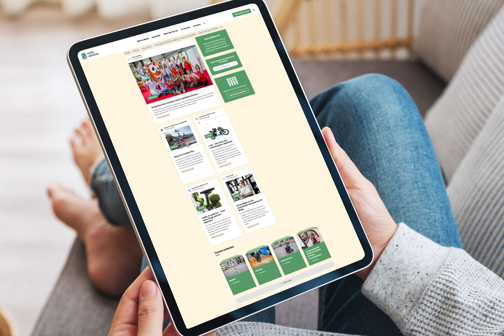 Ein Bild einer Frau, die ein Tablet in der Hand hält und Inhalte der Swiss Abilities Website anschaut.